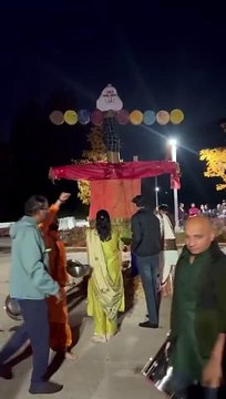 विदेशों में भी विजयादशमी की धूम, आस्था ऐसी कि नंगे पैर टकटकी लगाए रावण दहन को देखते रहे लोग, देखें अमरीका का रावण