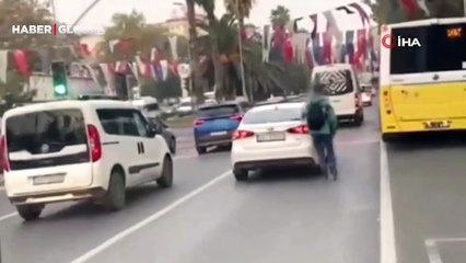 Canını tehlikeye attı! Fatih'te patenli gencin tehlikeli yolculuğu kamerada