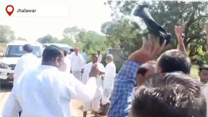 झालावाड़: भाजपा प्रत्‍याशी मेघवाल को ग्रामीणों ने दिखाए काले झंडे, जानिए वजह
