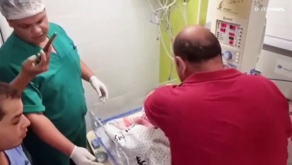 شاهد: وسط الموت والدمار في غزة.. طفلة وُلدت بعملية قيصيرية بعد إصابة الأم في قصف إسرائيلي