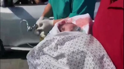 Así salvan a un bebé nacido por cesárea tras el bombardeo de su casa en Jan Yunis