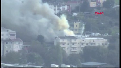 KÜÇÜKÇEKMECE'DE KİMYASAL MADDELERİN BULUNDUĞU DEPODA YANGIN-1