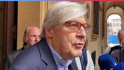 Sgarbi a Bologna per la torre della Garisenda: "Pende molto, la chiusura dell'area mi sembra opportuna"