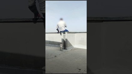 Vuole gettarsi ma i carabinieri lo salvano