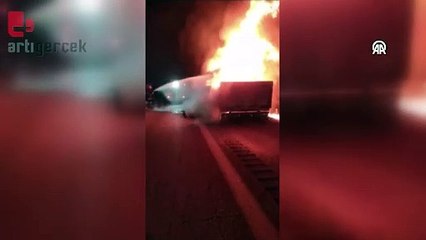 Kereste yüklü tır seyir halindeyken alev aldı