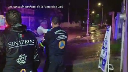 Huracán Otis baja a categoría 4 a su paso por el puerto mexicano de Acapulco