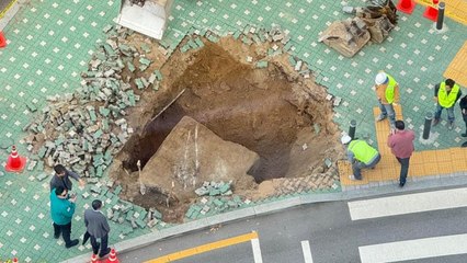 서울 여의도 한복판 깊이 4m 땅 꺼짐...30대 행인 부상 / YTN