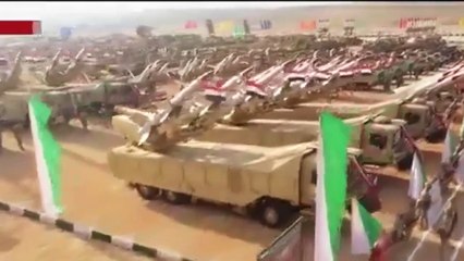 Mısır Cumhurbaşkanı Sisi, Süveyş'teki Üçüncü Saha Ordusu Dördüncü Zırhlı Tümenini  denetledi