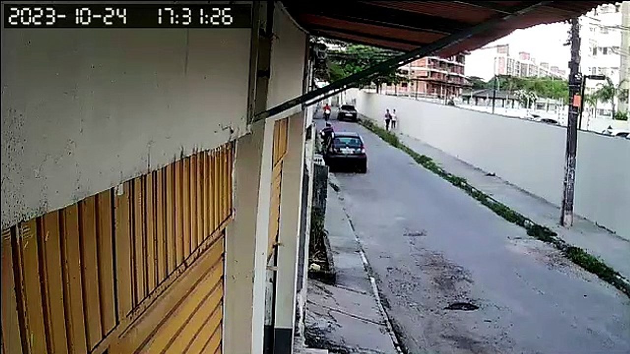 Homem se passa por motoboy e rouba mulheres em rua de Lauro de Freitas; assista