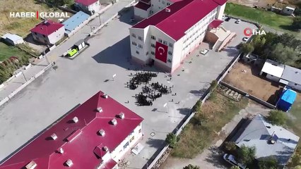 Iğdırlı öğrencilerden duygulandıran Atatürk silüeti koreografisi