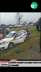 Camión cargado con papas chocó con un taxi en la autopista a Famaillá