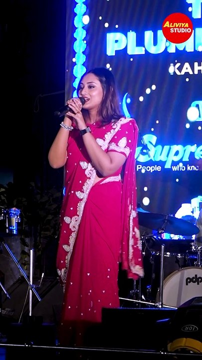 Indian idol Debanjana Live Singing on Stage