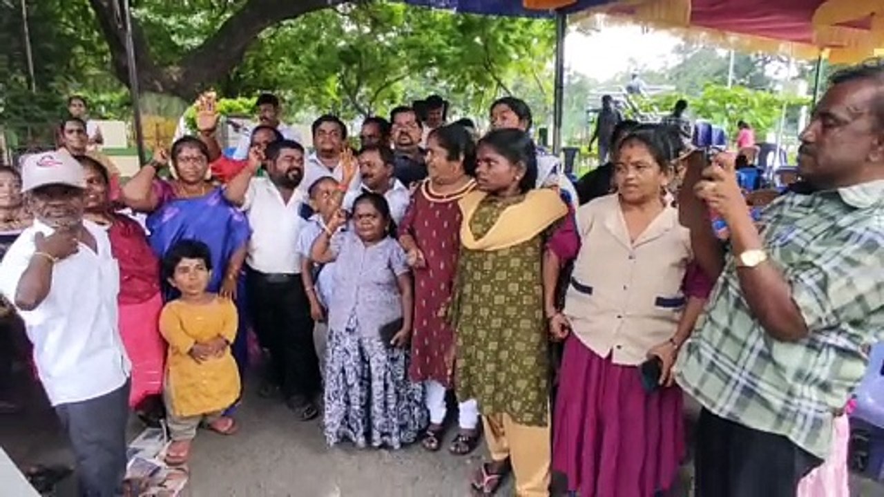 बौने लोगों ने अपनी मांगों को लेकर किया प्रदर्शन
