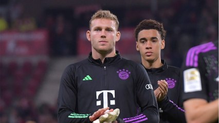 Hochemotional: Torwart Daniel Peretz den Tränen nahe bei der Schweigeminute des FC Bayern