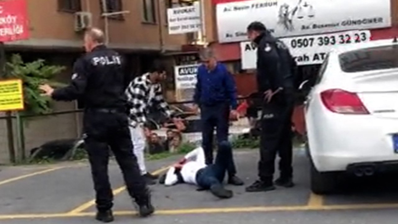 Bakırköy Adliyesi önünde bıçaklı kavga: 2 yaralı