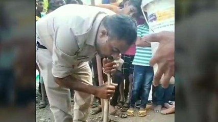 पुलिसकर्मी ने मुंह से सांस देकर बचाई सांप की जान, रोंगटे खड़े कर देगा ये Video