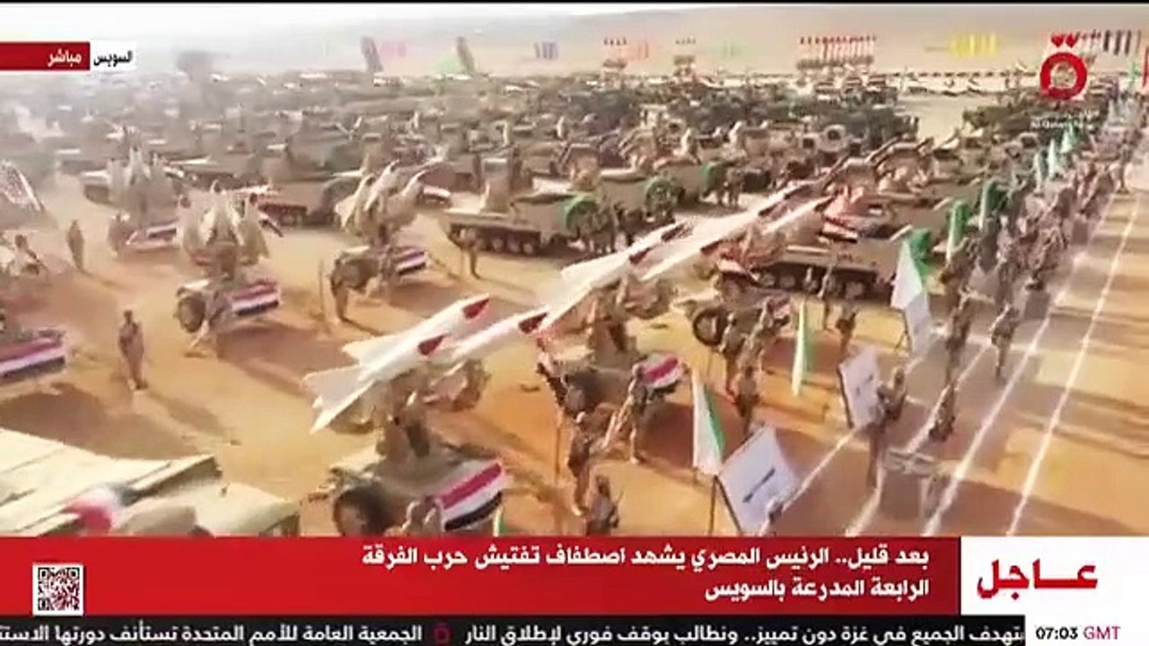  Президент Египта Абдель Фаттах Ас-Сиси проинспектировал 4-ю бронетанковую дивизию в Суэце недалеко от Синайского полуострова.