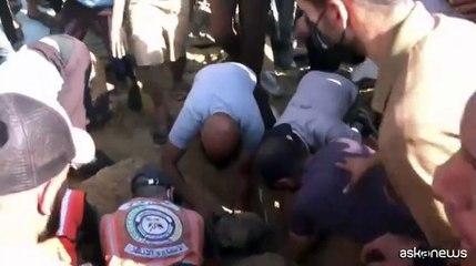 Si scava in cerca di sopravvissuti dopo l'attacco a Rafah