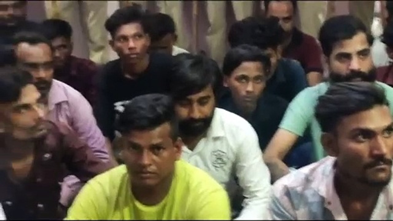 दशहरा मेले में महिलाओं के कान में भोंपू बजाने वालों के पीछे पड़ी पुलिस