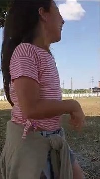 Un oiseau s'abat sur des filles qui jouent dans un parc