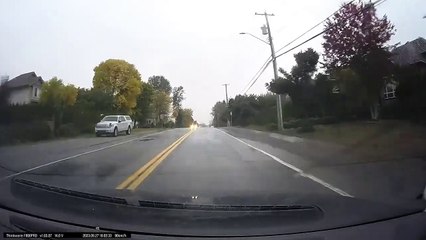 Quasi-accident avec une voiture qui traverse lentement