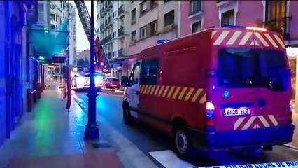 Los Bomberos de Burgos sofocan las llamas en lo alto de un edificio de la calle Santa Cruz