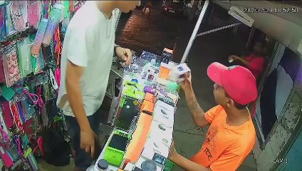 Vídeo: homem rouba caixa de som em trailer no bairro do Uruguai