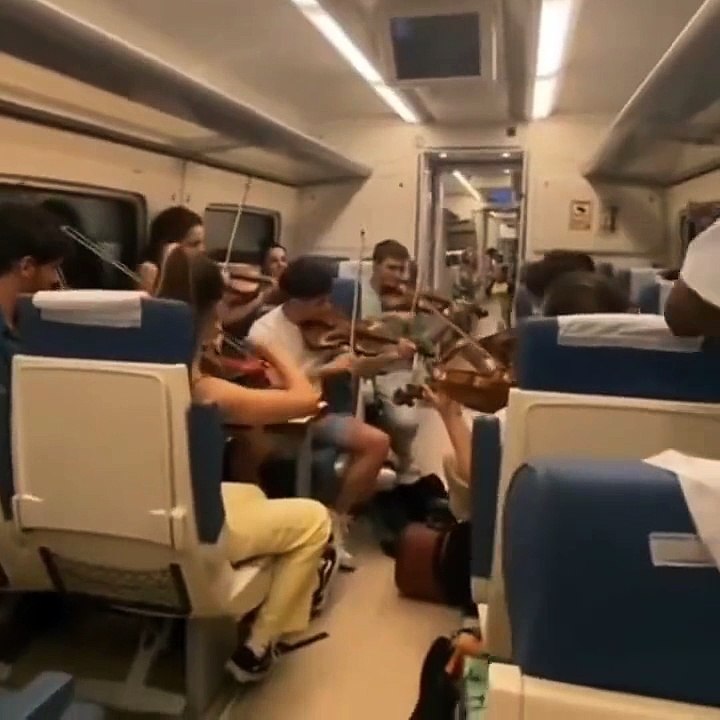 Un Concert Impromptu à Bord du Train de Séville à Jaén : Huit Jeunes Musiciens Égayent les Passagers