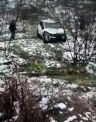 Ils remontent leur voiture du fossé... enfin presque