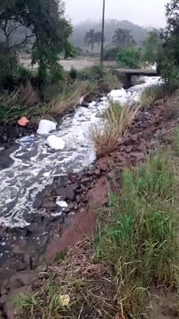 Rio vira banheira de espuma e preocupa moradores no Alto Vale