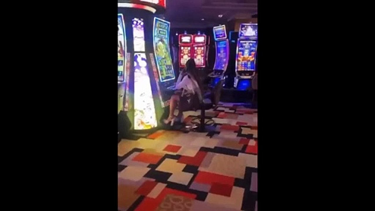 Mulher no banco do casino s para no parar de jogar