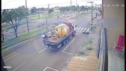Vídeo mostra colisão entre moto e caminhão na Avenida Barão do Rio Branco