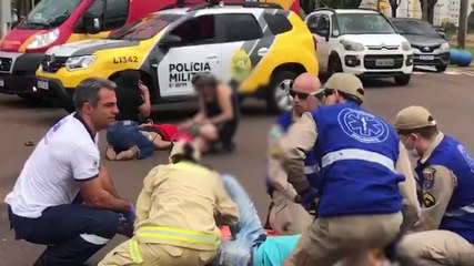 Grave acidente entre motocicleta e caminhão deixa casal ferido no bairro São Cristóvão