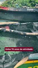 Bandidos tacam fogo em duas bateiras na praia de Penha