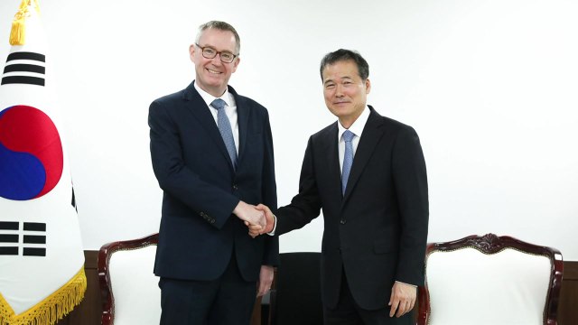 김영호 통일부 장관, 주한 영국대사 접견...납북자 관심 당부 / YTN