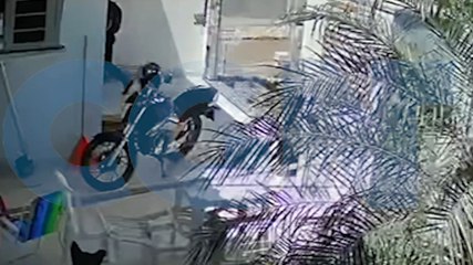 Vídeo mostra homem entrando em obra e levando capacete de trabalhador