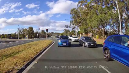 Distraction au volant pendant la circulation de l'après-midi