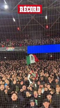 La afición del #FEYENOORD entregada a SANTI GIMÉNEZ tras su doblete en #CHAMPIONS