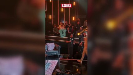 Piqué, qui voulait signer un maillot, s'est retrouvé soudain au sol