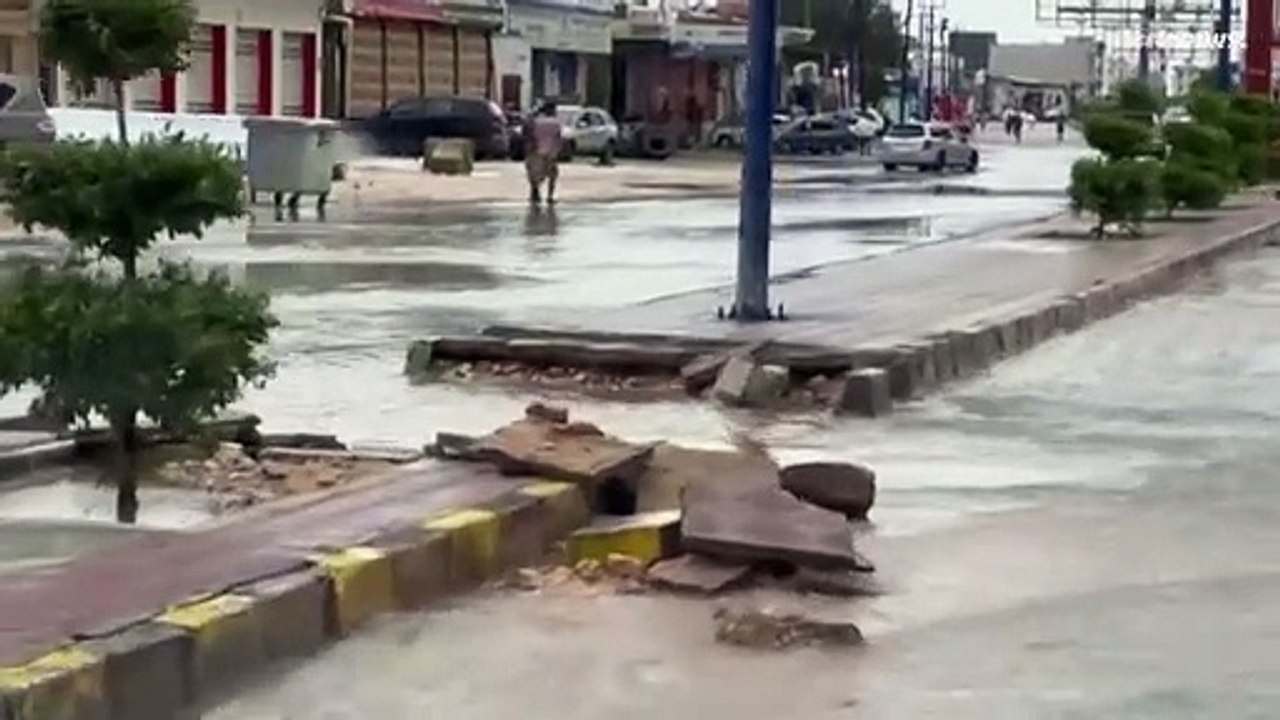 فيديو: قتيلان و10 آلاف نازح اثر إعصار مداري في...