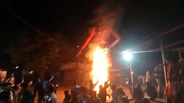 बुराई के प्रतीक रावण के पुतले का जुलूस निकाल कर किया दहन