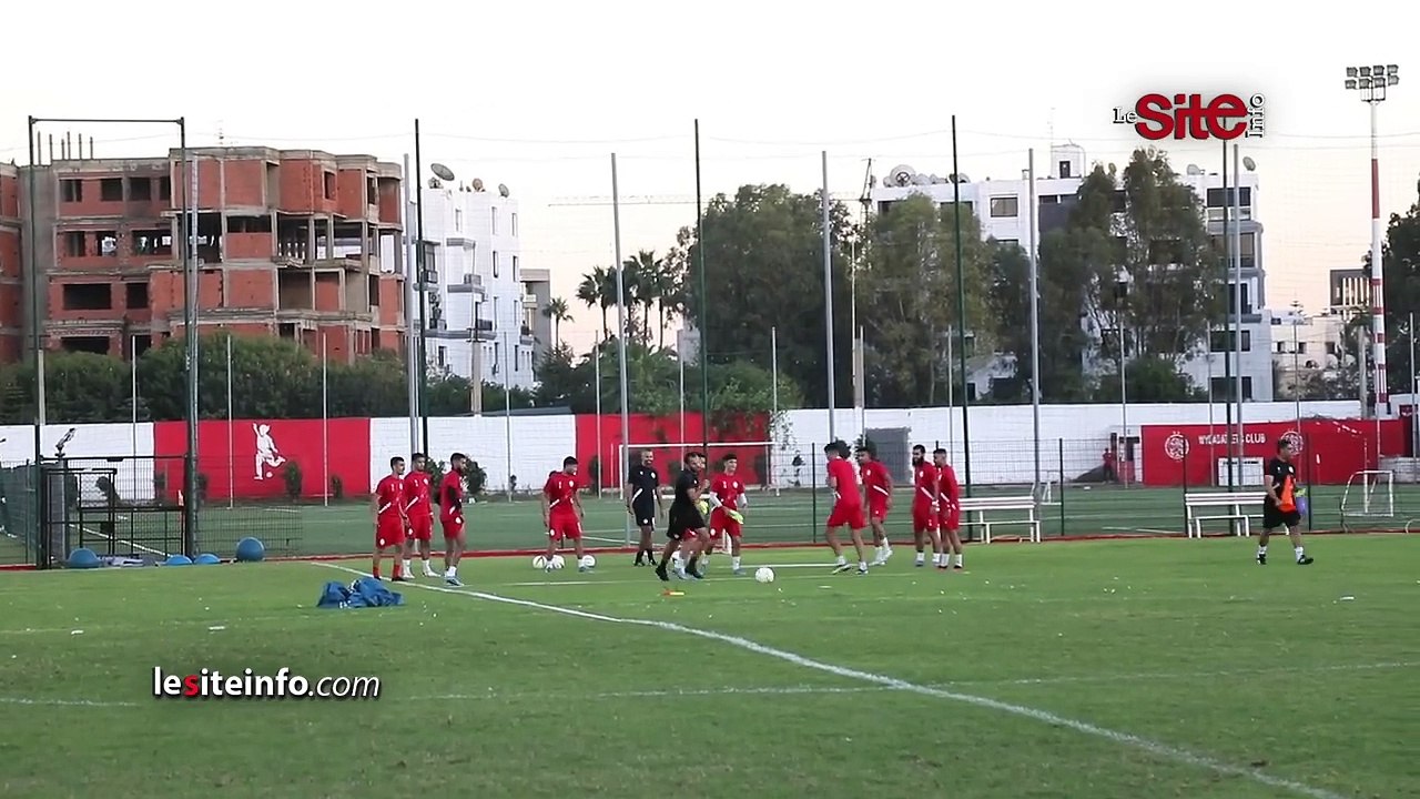 عادل رمزي يمازح حيمود وصامبو ومحيح في دخالة مع لاعبي الوداد