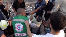 شاهد.. لحظات انتشال جثث ومصابين من تحت أنقاض منطقة اليرموك