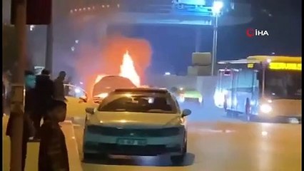 Un véhicule circulant à Ataşehir a pris feu