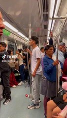 Joven sorprende al cantar 'Tren al sur' y usuarios le dicen: "Cuidado con los gallos"