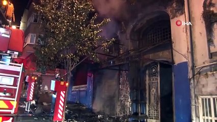 Beyoğlu'nda Tarihi Gueive Han'da yangın: Giriş kat alev alev yandı