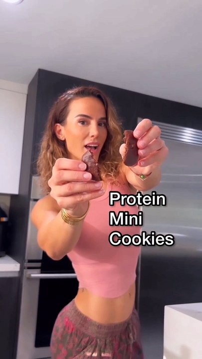 Delish, SUPER easy Protein Mini Cookies - 30 Cals per cookie/540 Cals for ALL of the 18 cookies  Vegan friendly