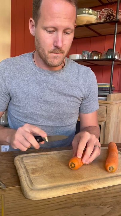 Avez-vous déjà essayé de faire pousser des restes de carottes pour la production de fanes, de fleurs, de graines ? ‍