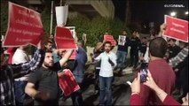 شاهد: تنديداً بزيارة ماكرون..أردنيون يتظاهرون قرب السفارة الفرنسية في عمان