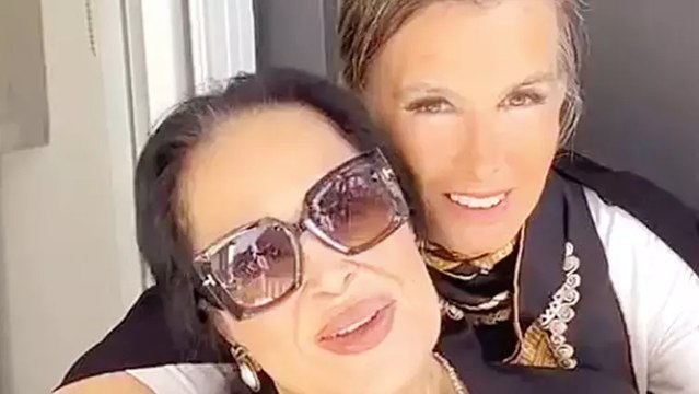 Cumhuriyet kadınları Türkan Şoray ile Filiz Akın buluştu